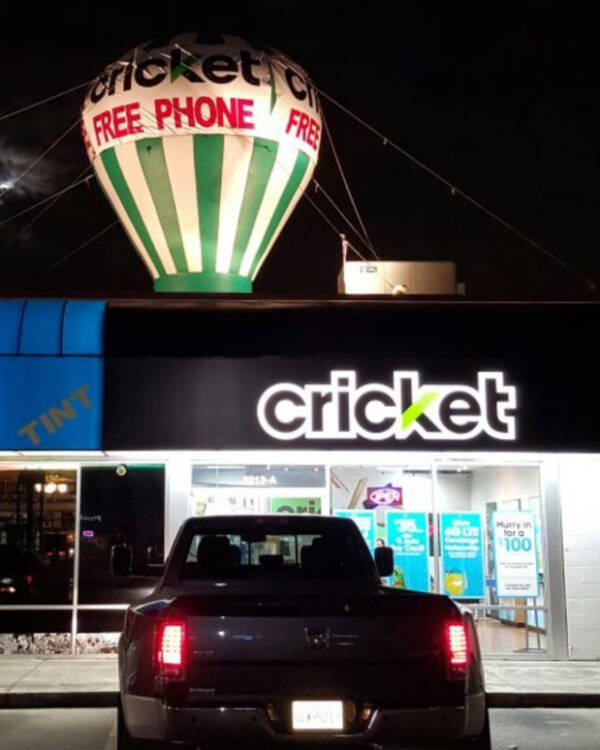 Cricket Wireless Giant Roof Top Inflatable Balloon - Image 3
