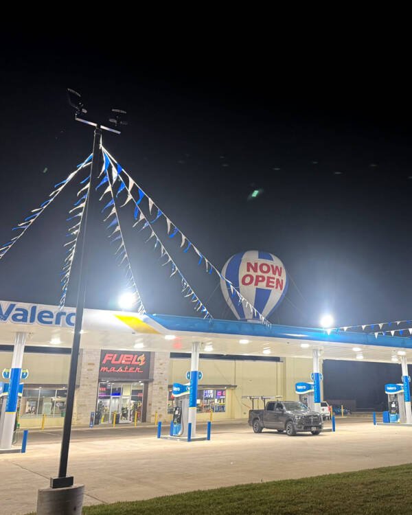 Valero-Gas-Station-Rooftop-inflatable-advertising-balloon